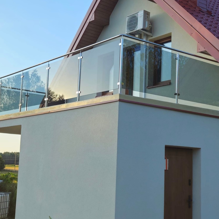 Zbliżenie szklanej balustrady balkonu