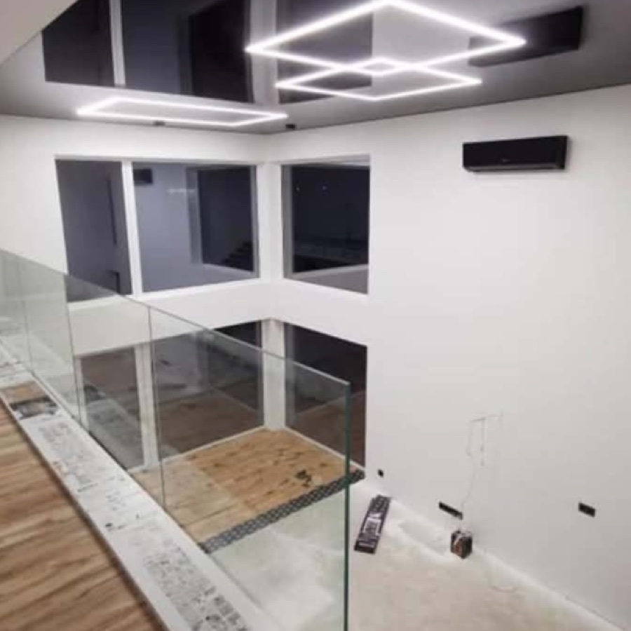 Szklana balustrada przy schodach wewnętrznych